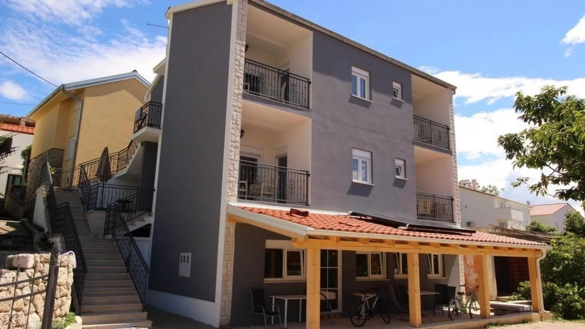 Apartmán Nettes Appartement In Baska Mit Eigenem Balkon